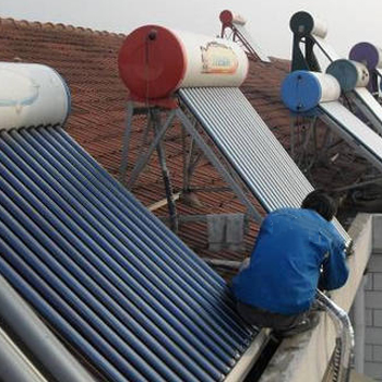 太阳能水箱里热水下不来怎么办？